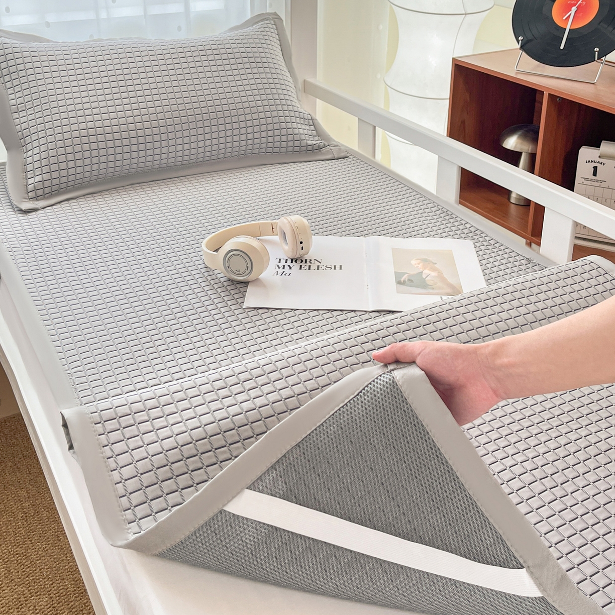 91家纺网 家纺一手货源 找家纺 摩妮卡 2026新款豆豆冰丝席PE高分子凉感学生床软席凉席上下铺三件套 序格-雾灰