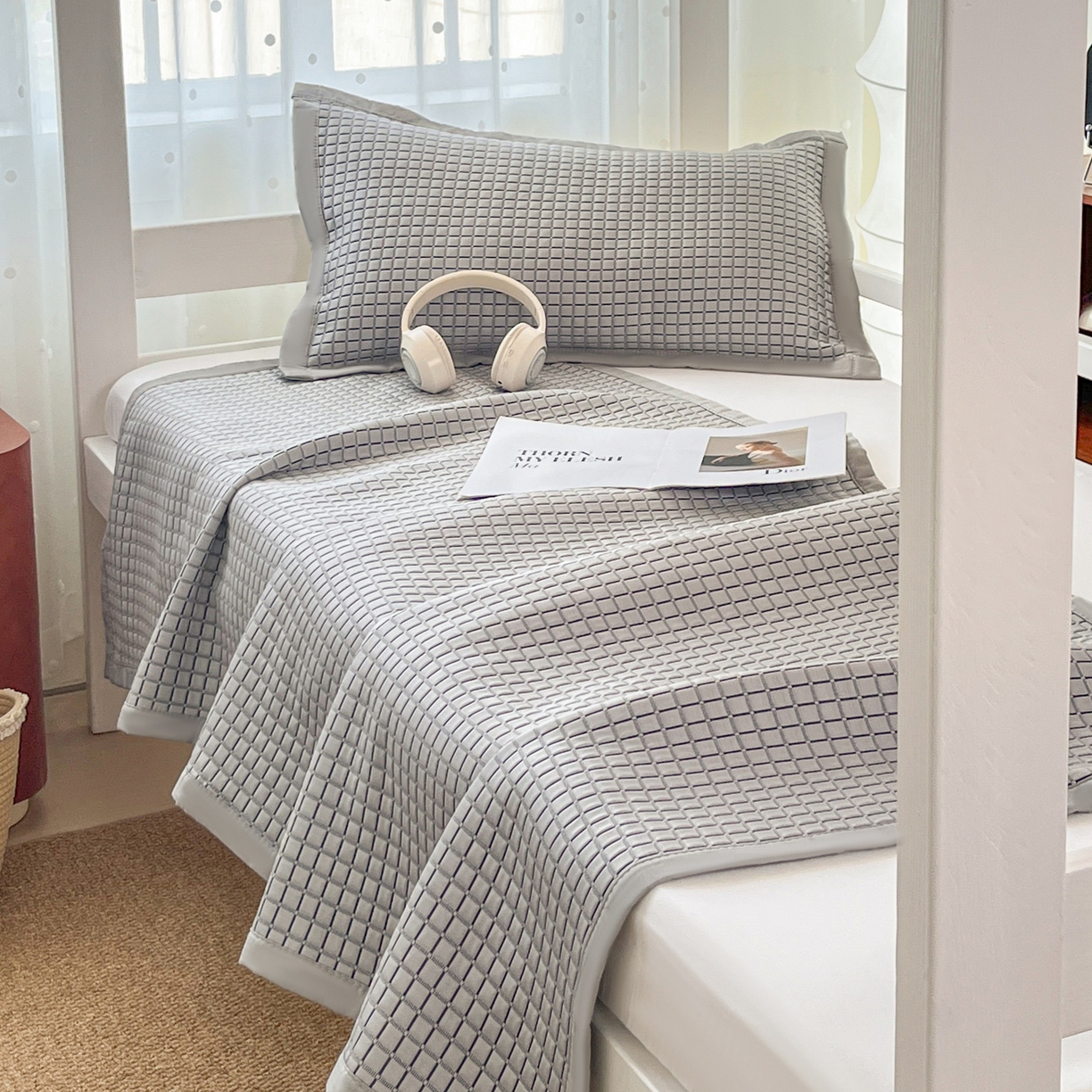 91家纺网 家纺一手货源 找家纺 摩妮卡 2026新款豆豆冰丝席PE高分子凉感学生床软席凉席上下铺三件套 序格-雾灰