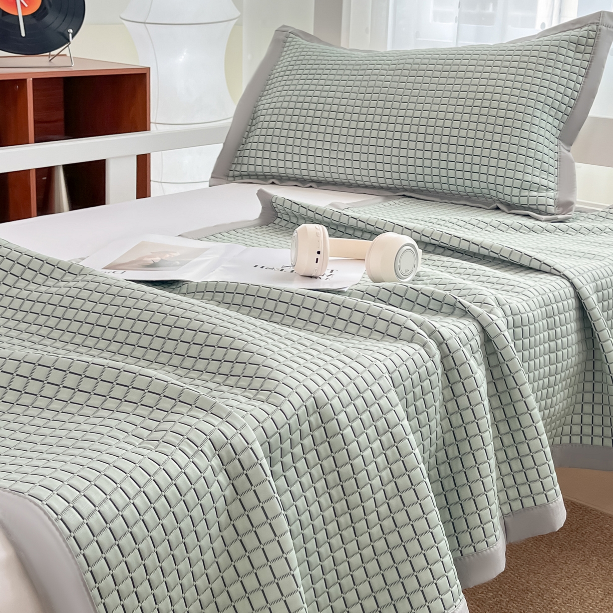 91家纺网 家纺一手货源 找家纺 摩妮卡 2026新款豆豆冰丝席PE高分子凉感学生床软席凉席上下铺三件套 序格-水绿