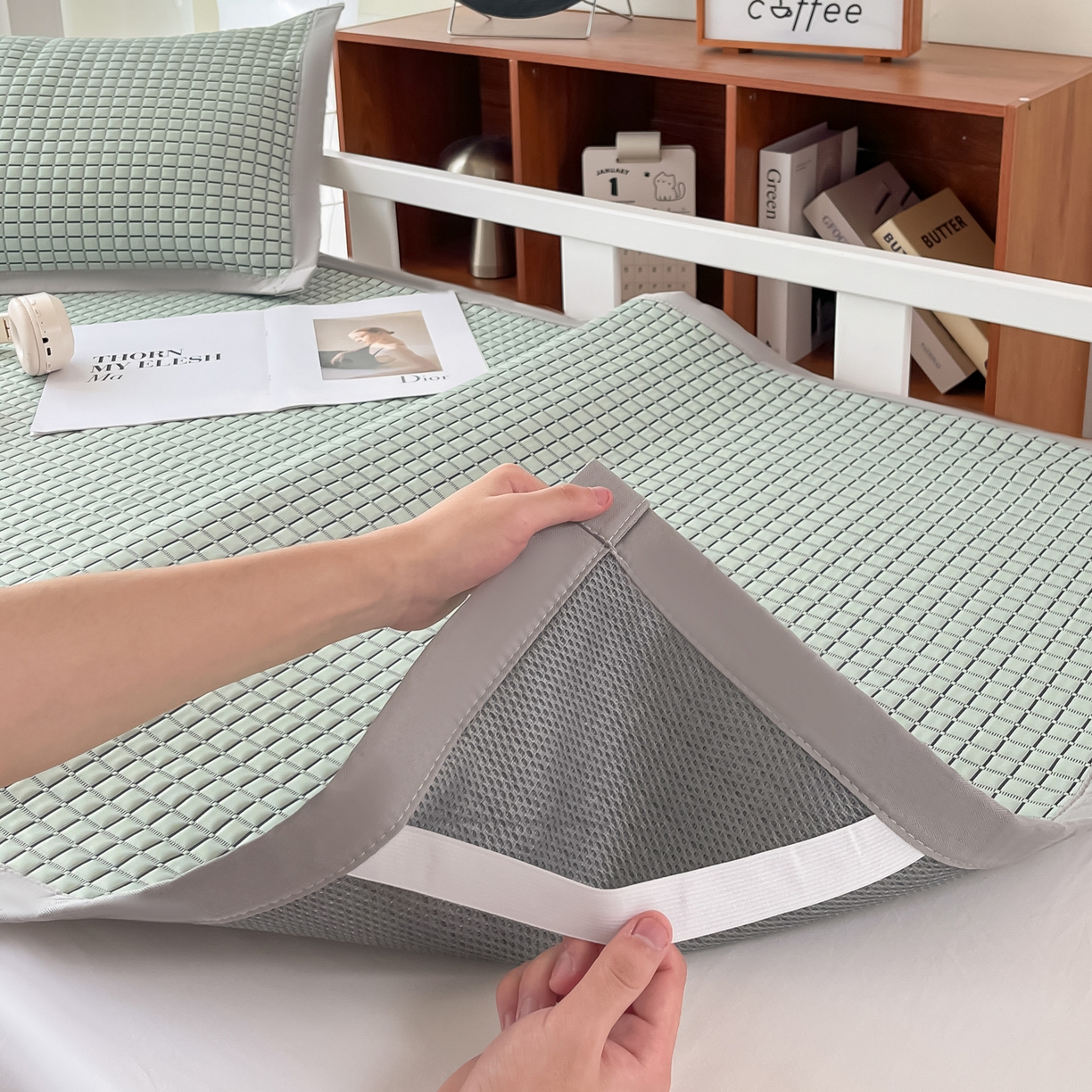 91家纺网 家纺一手货源 找家纺 摩妮卡 2026新款豆豆冰丝席PE高分子凉感学生床软席凉席上下铺三件套 序格-水绿