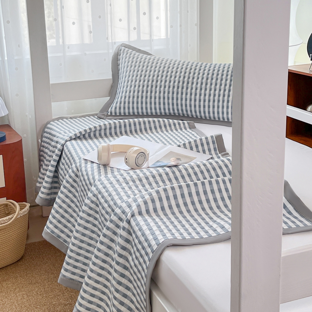 91家纺网 家纺一手货源 找家纺 摩妮卡 2026新款豆豆冰丝席PE高分子凉感学生床软席凉席上下铺三件套 格韵-白蓝