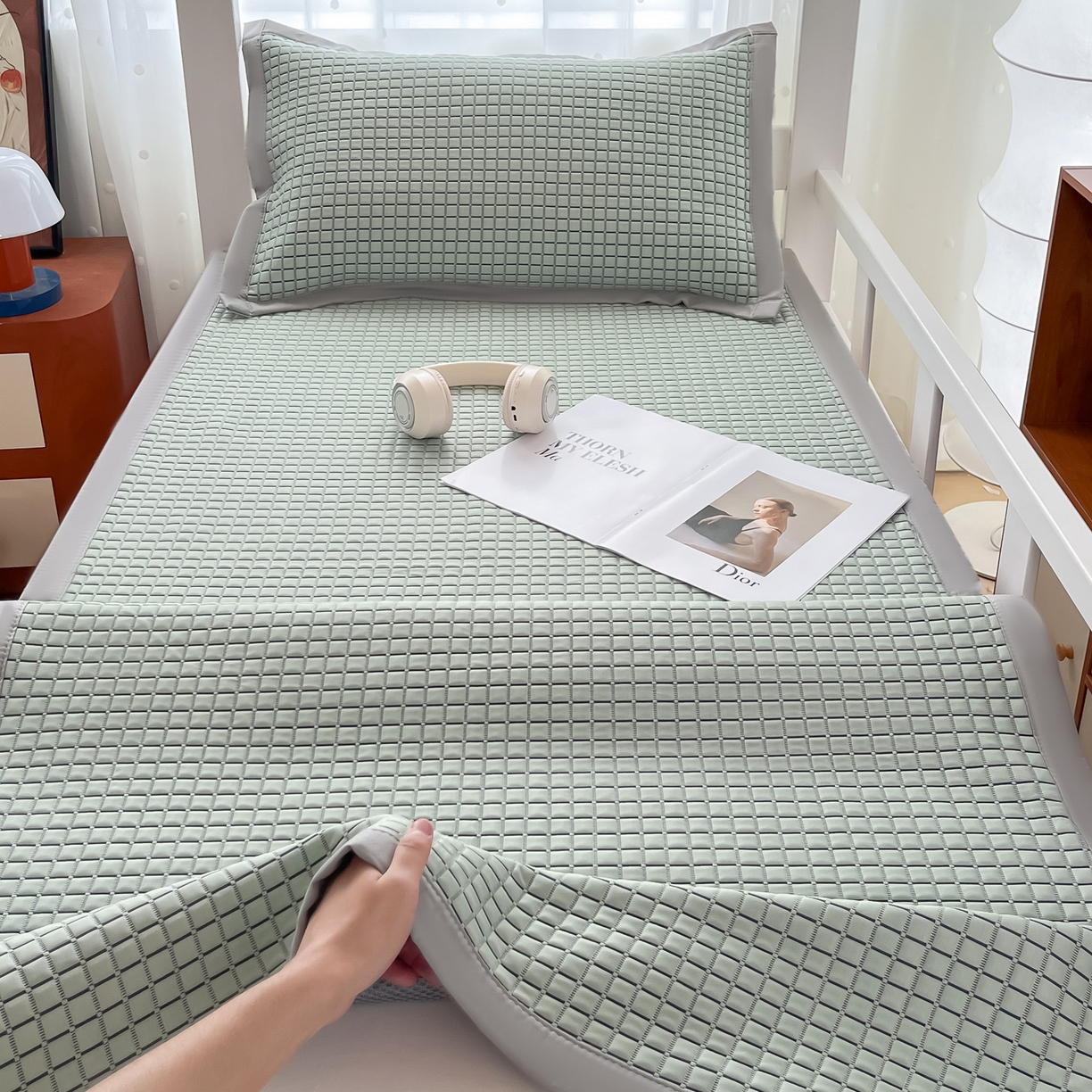 91家纺网 家纺一手货源 找家纺 摩妮卡 2026新款豆豆冰丝席PE高分子凉感学生床软席凉席上下铺三件套 序格-水绿