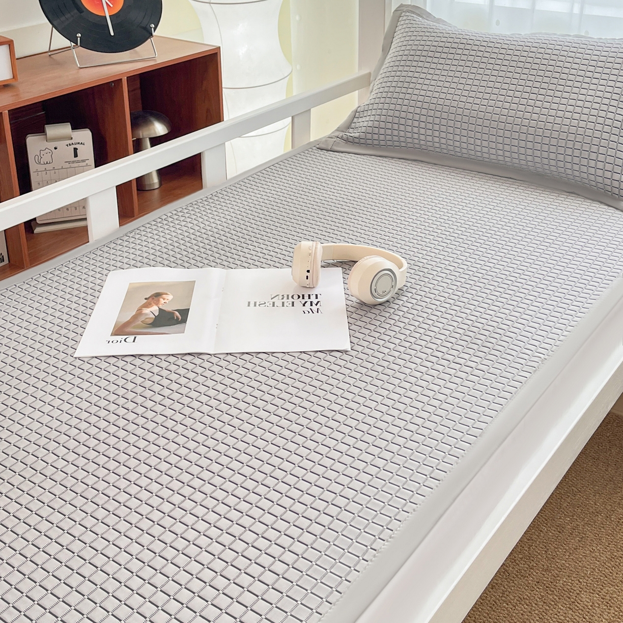 91家纺网 家纺一手货源 找家纺 摩妮卡 2026新款豆豆冰丝席PE高分子凉感学生床软席凉席上下铺三件套 序格-雾灰