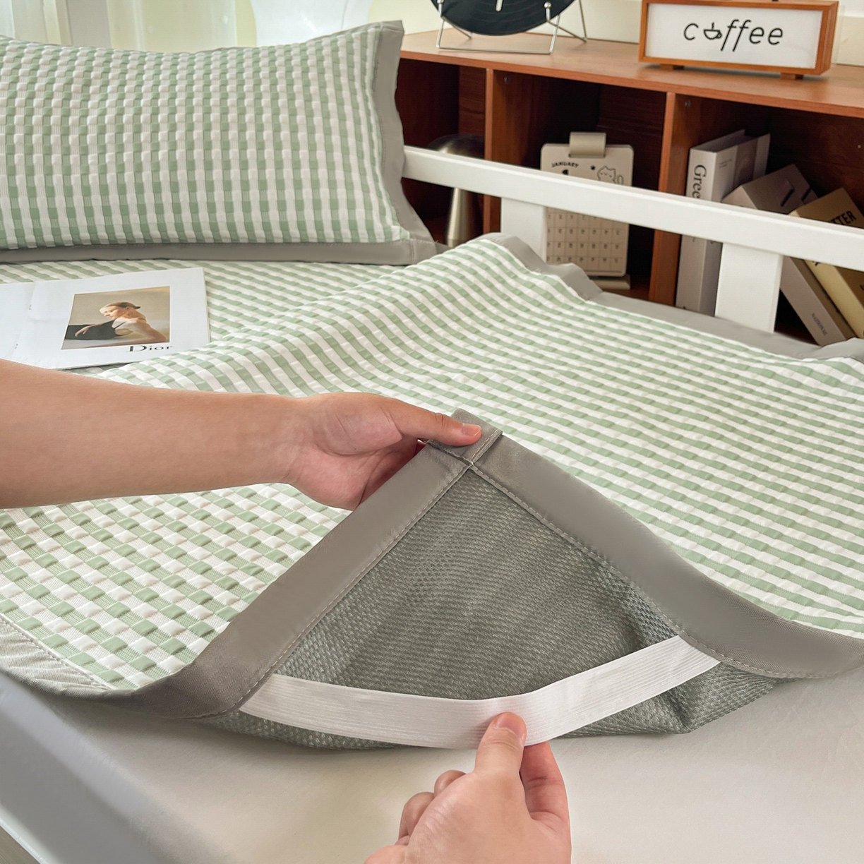 91家纺网 家纺一手货源 找家纺 摩妮卡 2026新款豆豆冰丝席PE高分子凉感学生床软席凉席上下铺三件套 格韵-白绿