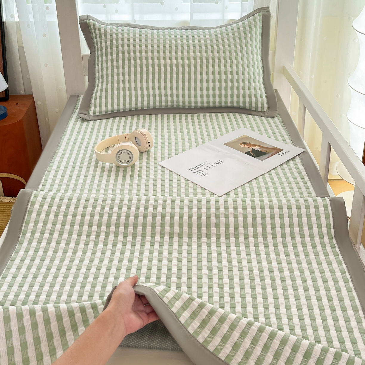 91家纺网 家纺一手货源 找家纺 摩妮卡 2026新款豆豆冰丝席PE高分子凉感学生床软席凉席上下铺三件套 格韵-白绿