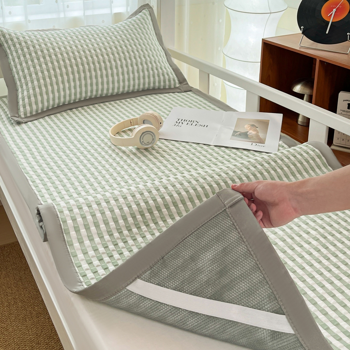 91家纺网 家纺一手货源 找家纺 摩妮卡 2026新款豆豆冰丝席PE高分子凉感学生床软席凉席上下铺三件套 格韵-白绿