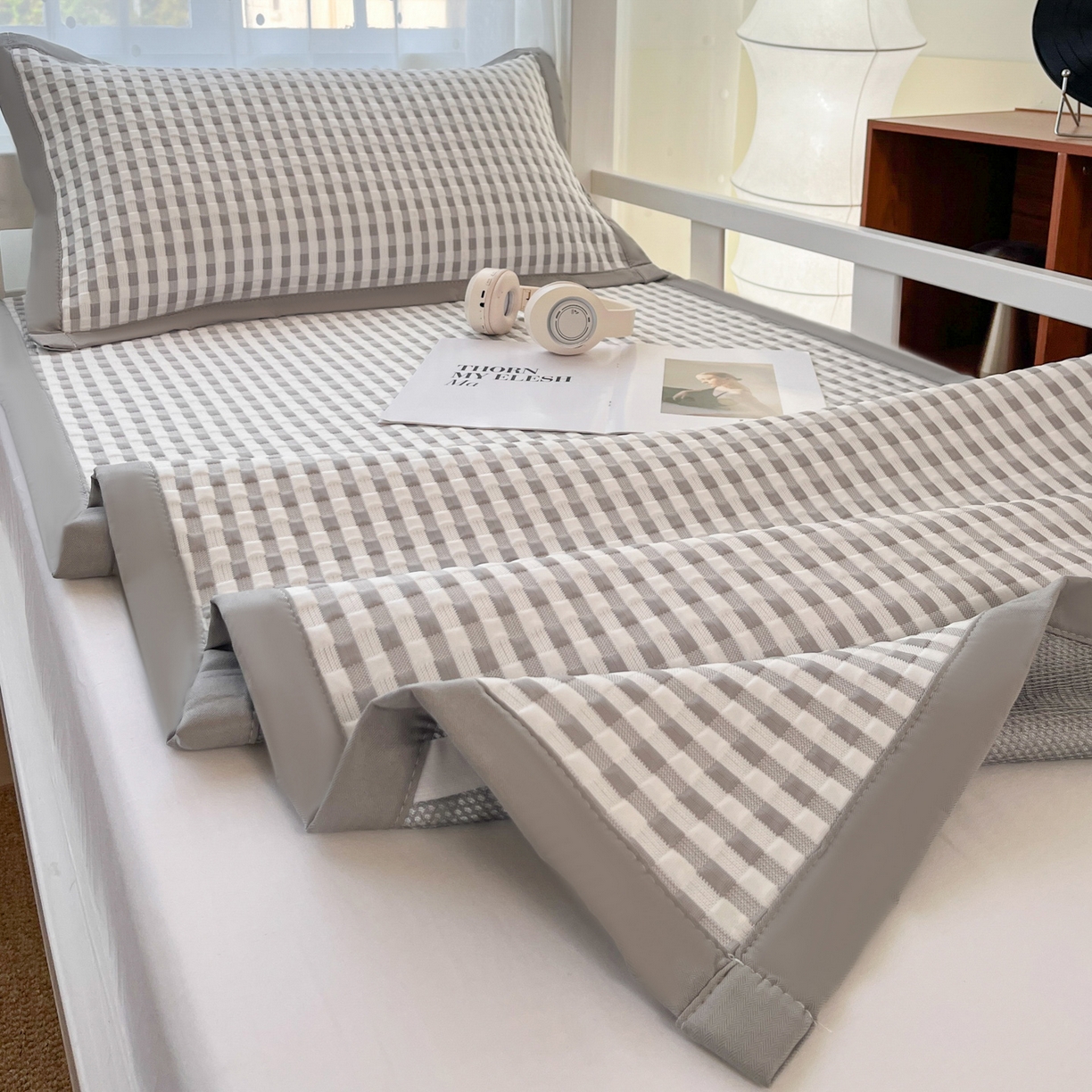 91家纺网 家纺一手货源 找家纺 摩妮卡 2026新款豆豆冰丝席PE高分子凉感学生床软席凉席上下铺三件套 格韵-白灰