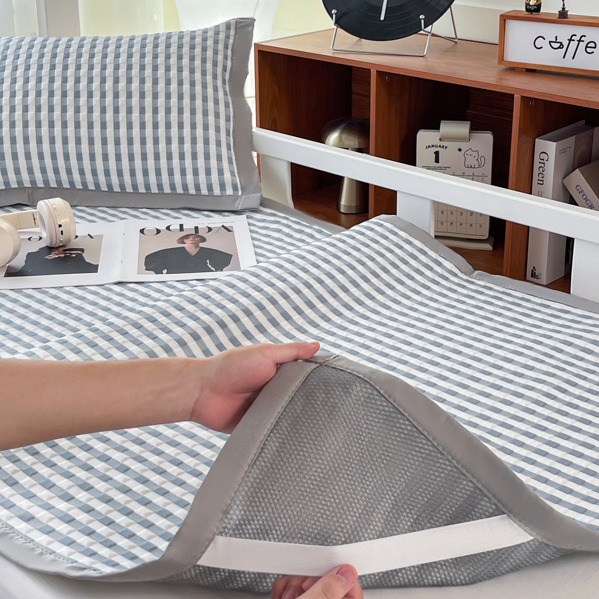 91家纺网 家纺一手货源 找家纺 摩妮卡 2026新款豆豆冰丝席PE高分子凉感学生床软席凉席上下铺三件套 格韵-白蓝