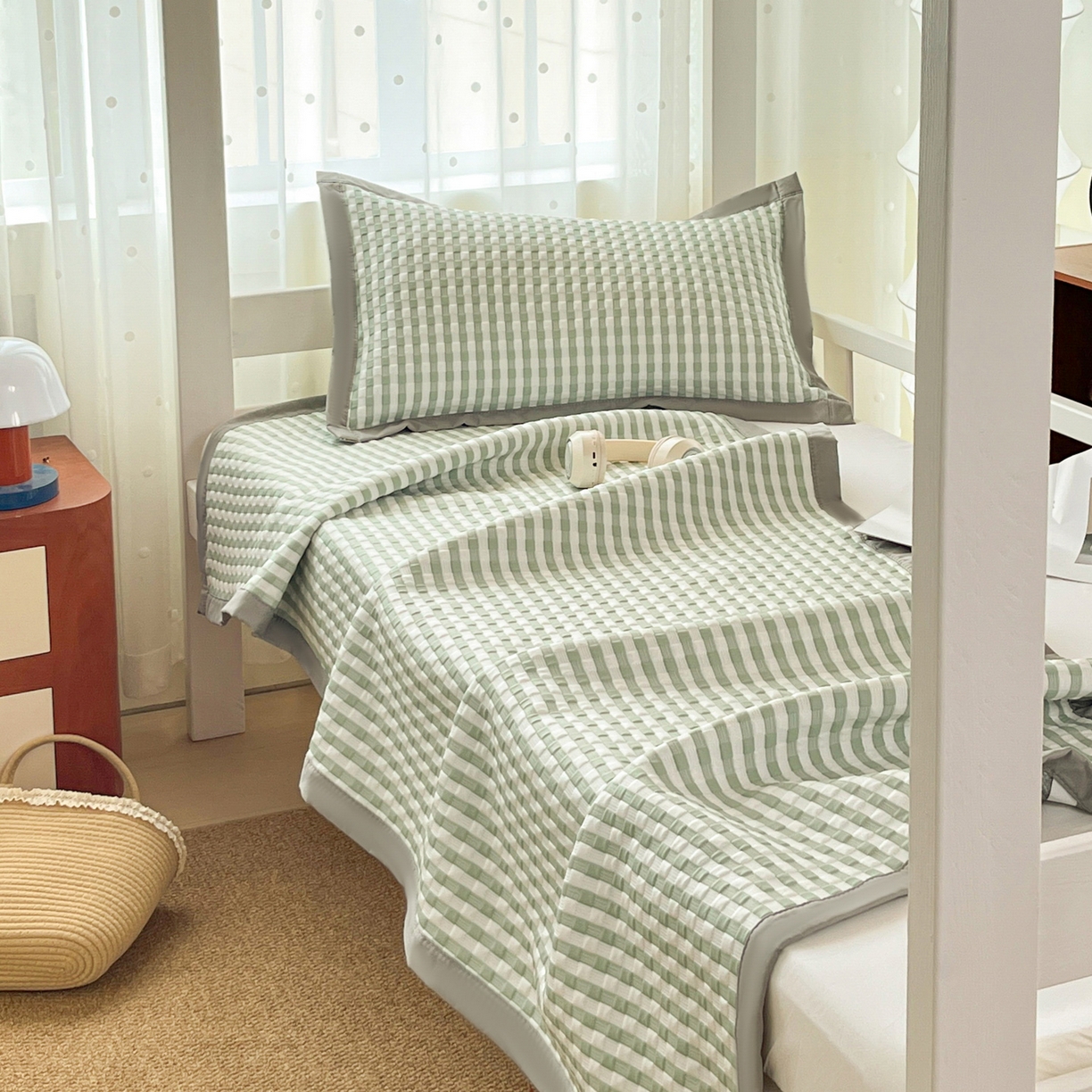 91家纺网 家纺一手货源 找家纺 摩妮卡 2026新款豆豆冰丝席PE高分子凉感学生床软席凉席上下铺三件套 格韵-白绿