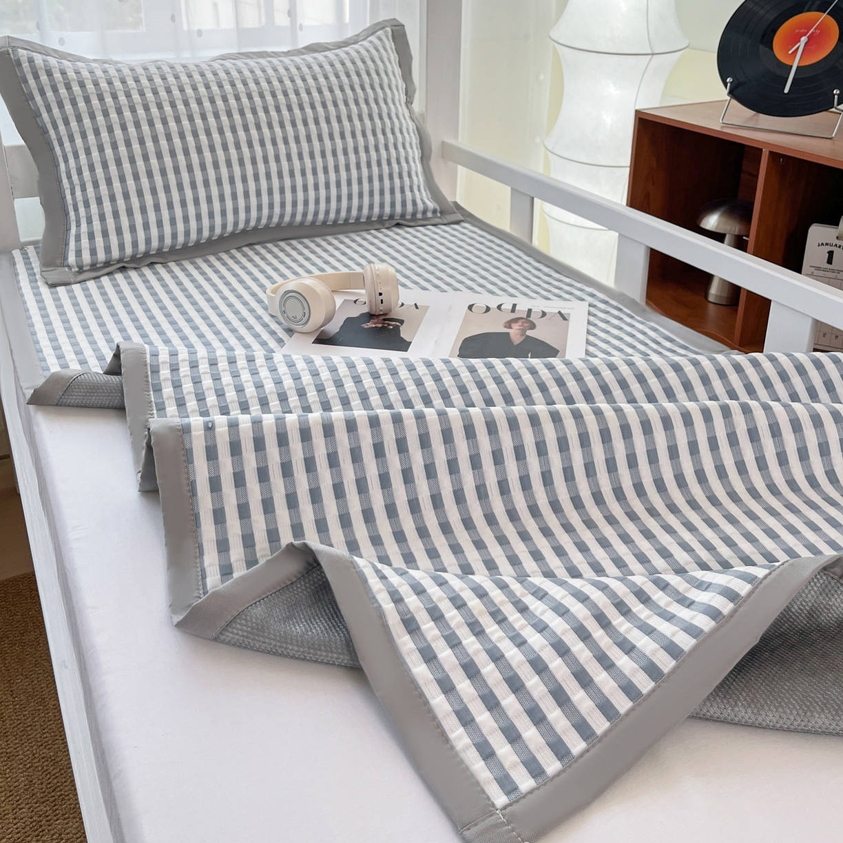 91家纺网 家纺一手货源 找家纺 摩妮卡 2026新款豆豆冰丝席PE高分子凉感学生床软席凉席上下铺三件套 格韵-白蓝