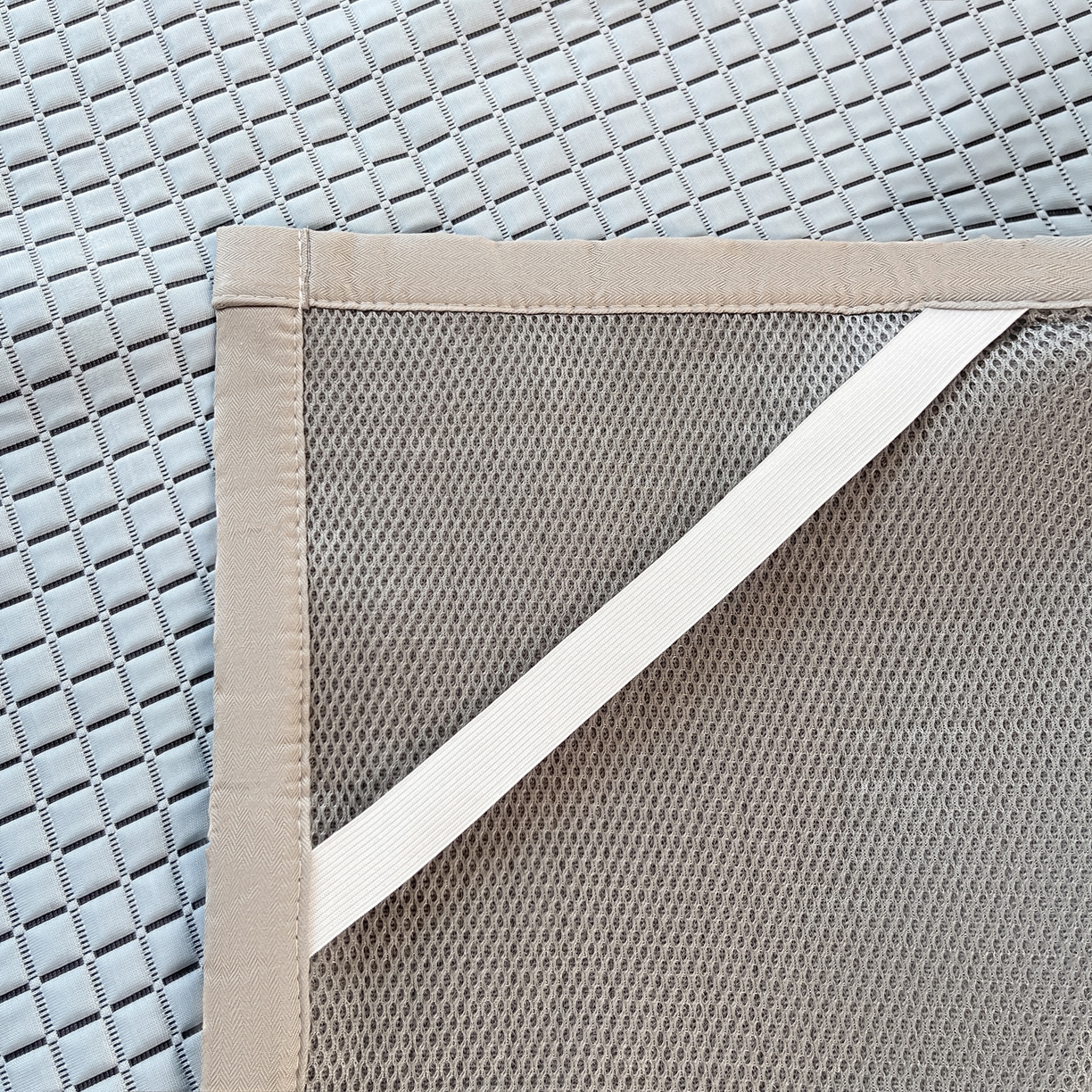 91家纺网 家纺一手货源 找家纺 摩妮卡 2026新款豆豆冰丝席PE高分子凉感学生床软席凉席上下铺三件套 序格-浅蓝