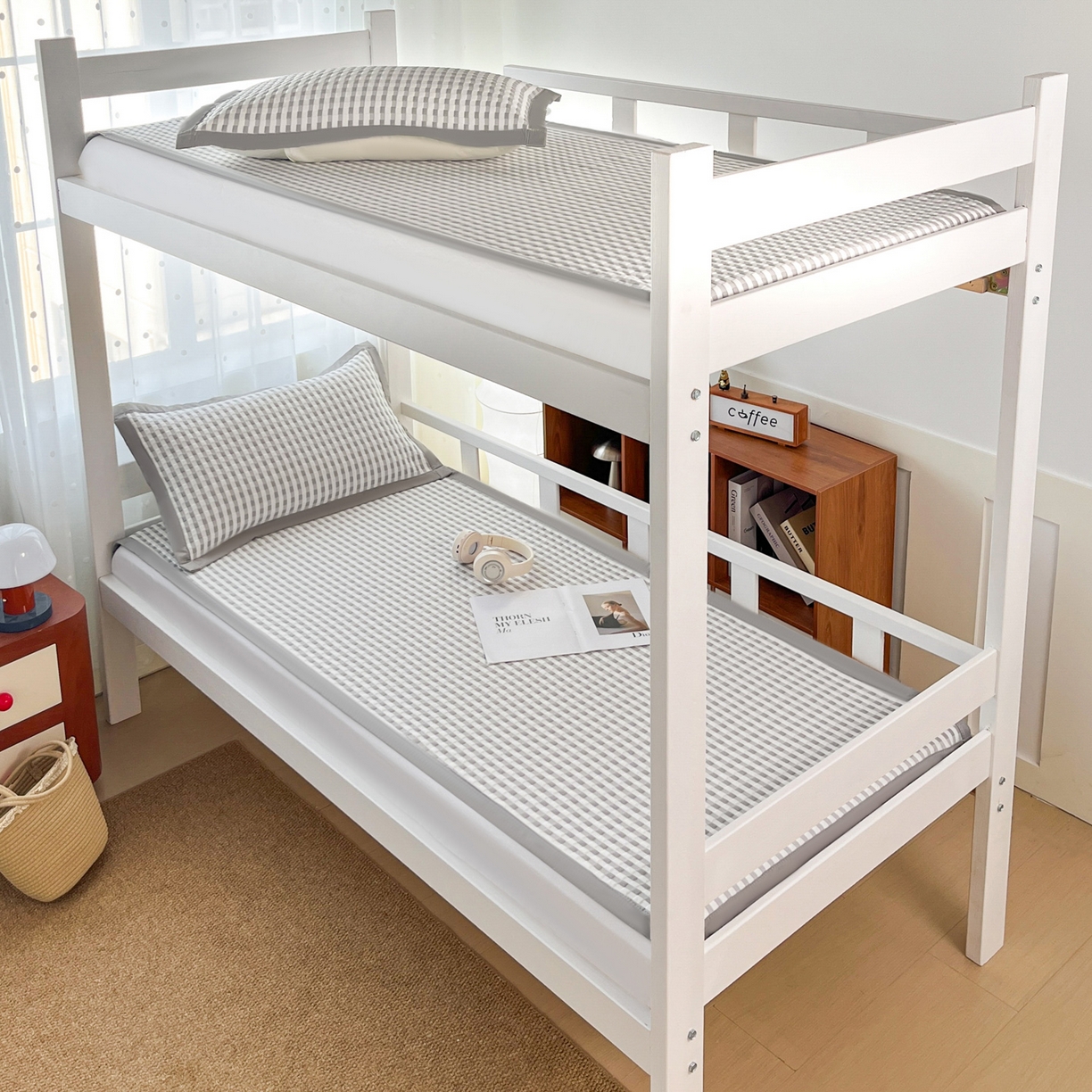 91家纺网 家纺一手货源 找家纺 摩妮卡 2026新款豆豆冰丝席PE高分子凉感学生床软席凉席上下铺三件套 格韵-白灰