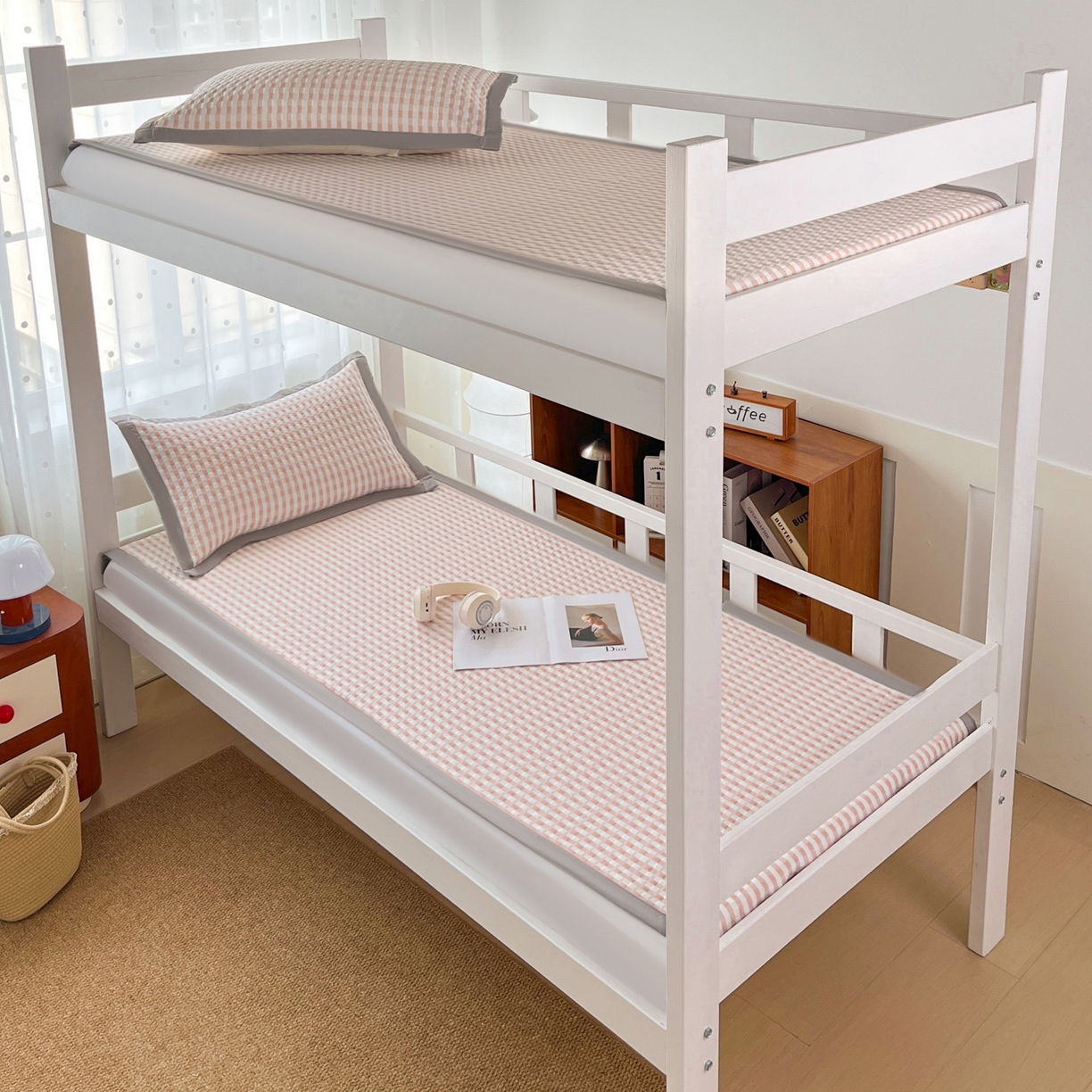 91家纺网 家纺一手货源 找家纺 摩妮卡 2026新款豆豆冰丝席PE高分子凉感学生床软席凉席上下铺三件套 格韵-白粉