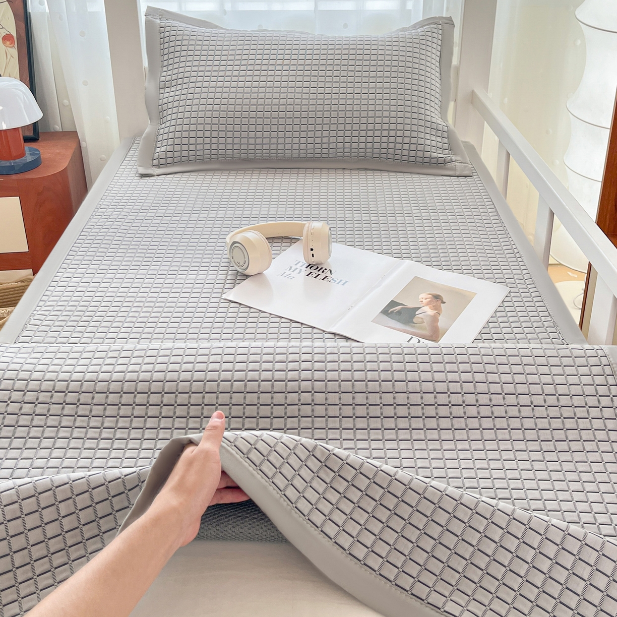 91家纺网 家纺一手货源 找家纺 摩妮卡 2026新款豆豆冰丝席PE高分子凉感学生床软席凉席上下铺三件套 序格-雾灰