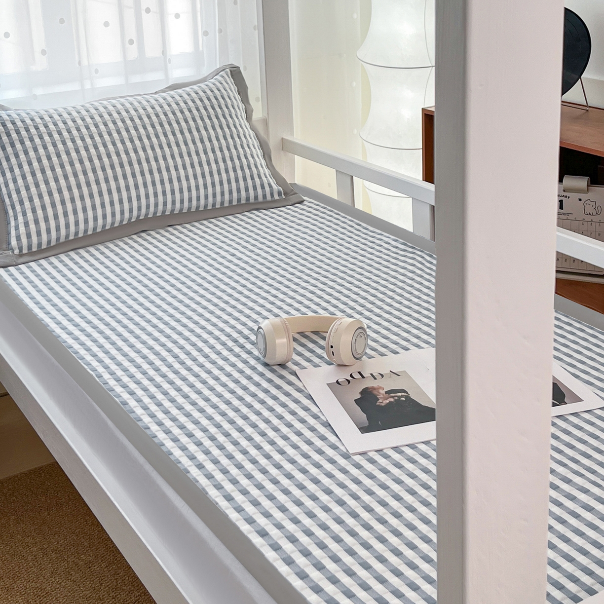 91家纺网 家纺一手货源 找家纺 摩妮卡 2026新款豆豆冰丝席PE高分子凉感学生床软席凉席上下铺三件套 格韵-白蓝