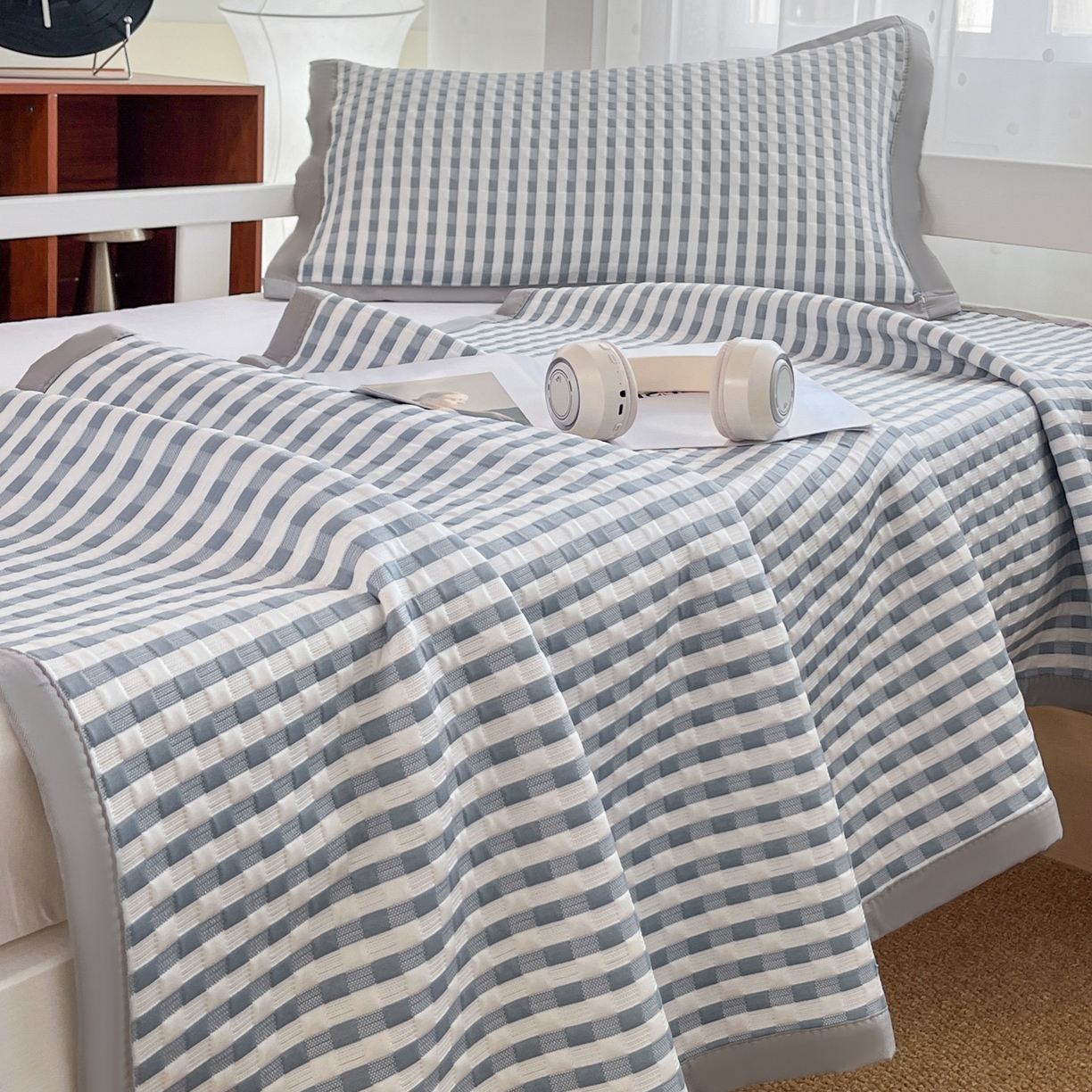 91家纺网 家纺一手货源 找家纺 摩妮卡 2026新款豆豆冰丝席PE高分子凉感学生床软席凉席上下铺三件套 格韵-白蓝