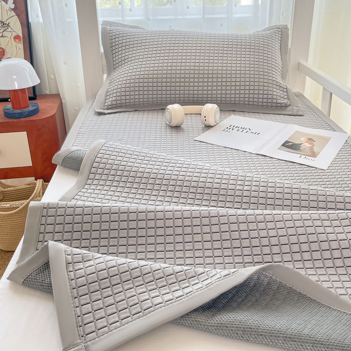 91家纺网 家纺一手货源 找家纺 摩妮卡 2026新款豆豆冰丝席PE高分子凉感学生床软席凉席上下铺三件套 序格-雾灰