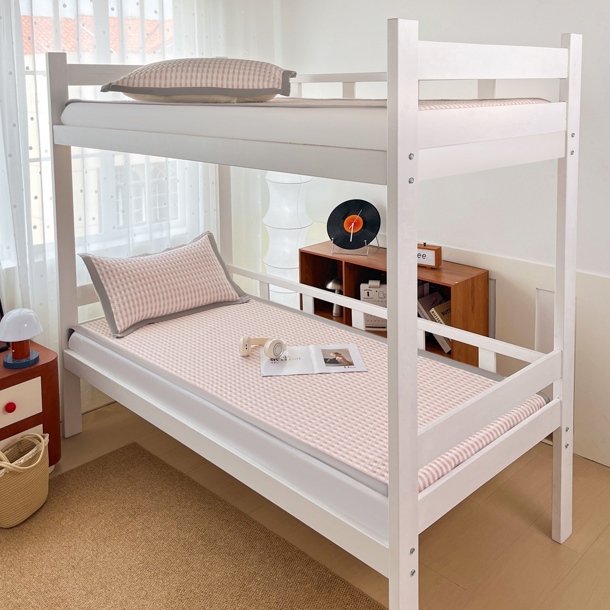 91家纺网 家纺一手货源 找家纺 摩妮卡 2026新款豆豆冰丝席PE高分子凉感学生床软席凉席上下铺三件套 格韵-白粉