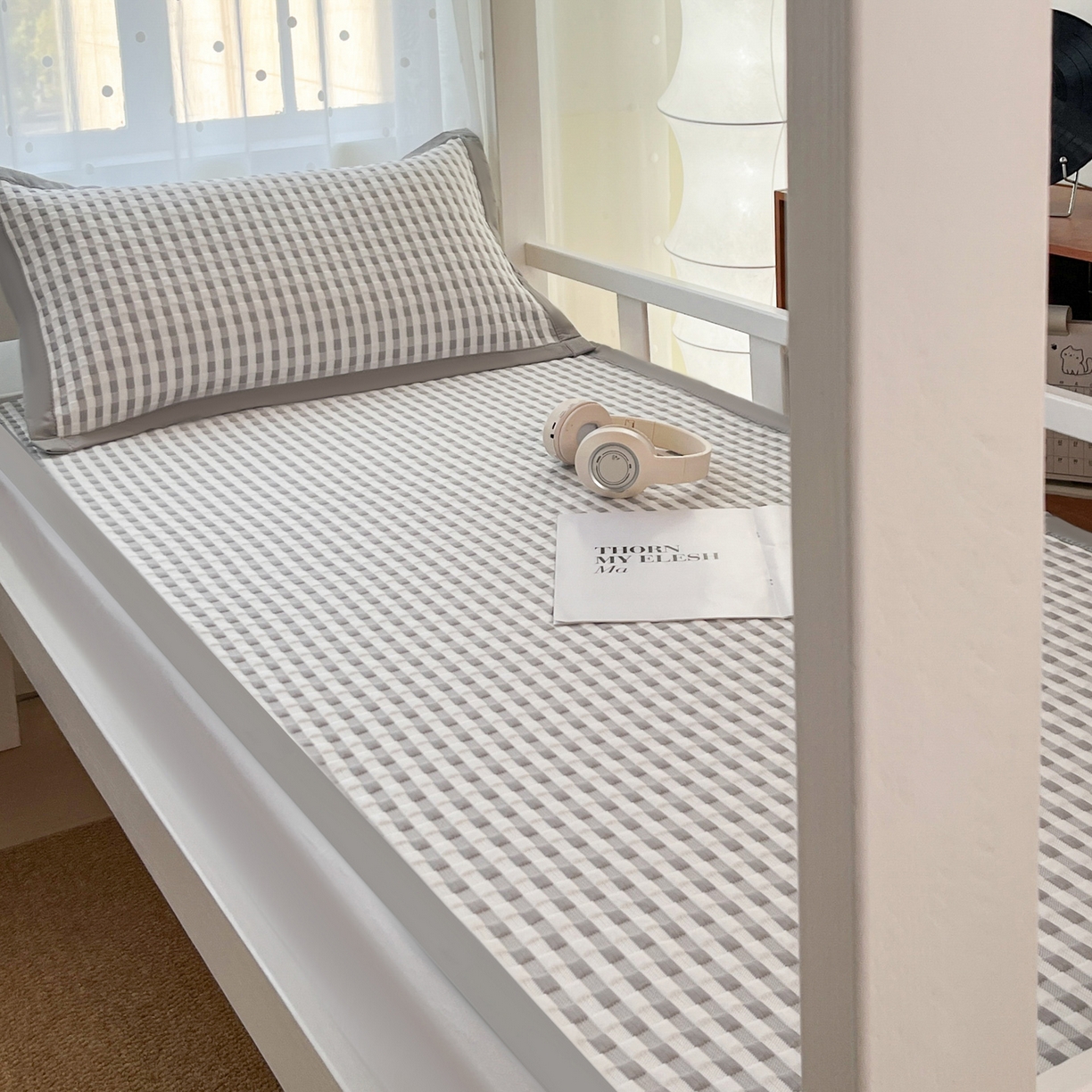 91家纺网 家纺一手货源 找家纺 摩妮卡 2026新款豆豆冰丝席PE高分子凉感学生床软席凉席上下铺三件套 格韵-白灰