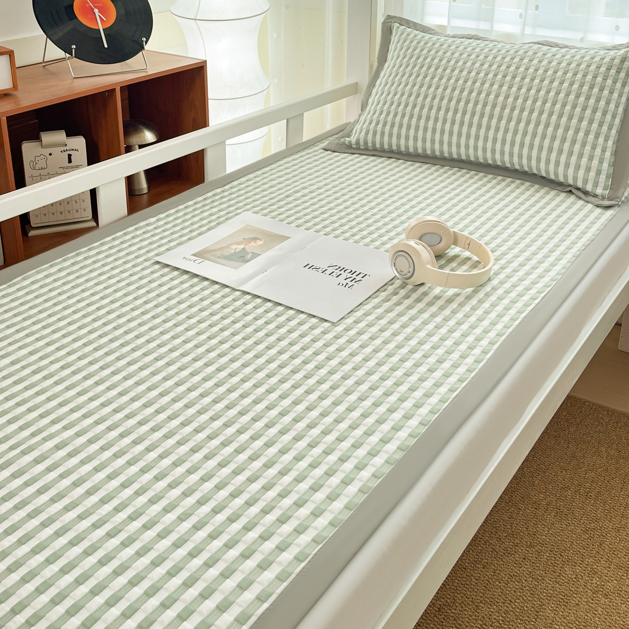 91家纺网 家纺一手货源 找家纺 摩妮卡 2026新款豆豆冰丝席PE高分子凉感学生床软席凉席上下铺三件套 格韵-白绿