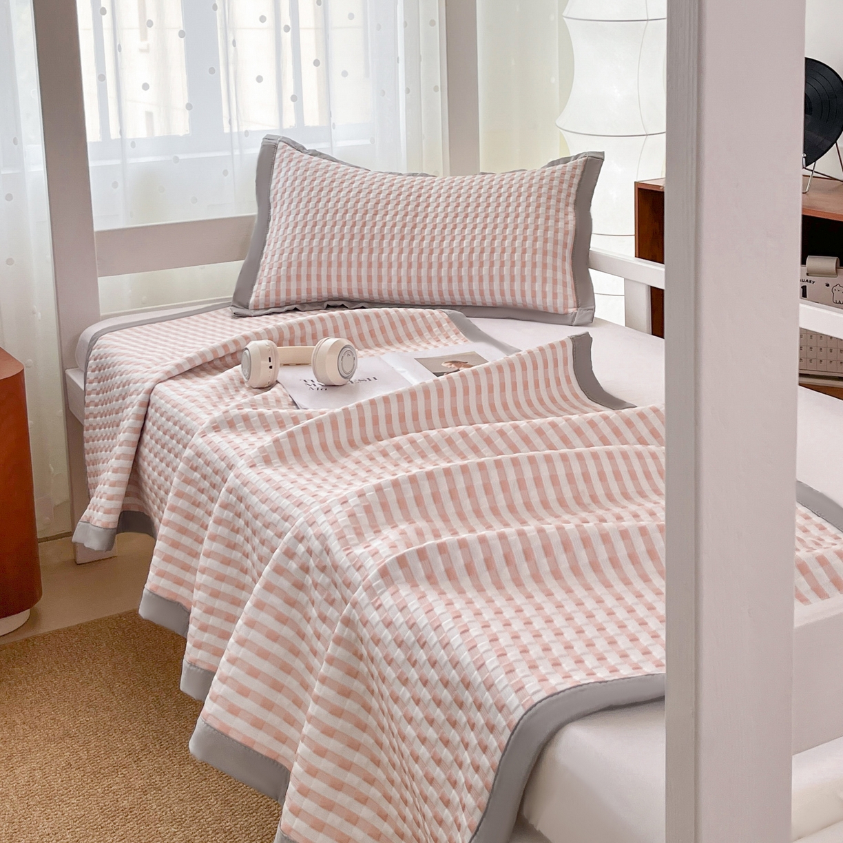 91家纺网 家纺一手货源 找家纺 摩妮卡 2026新款豆豆冰丝席PE高分子凉感学生床软席凉席上下铺三件套 格韵-白粉