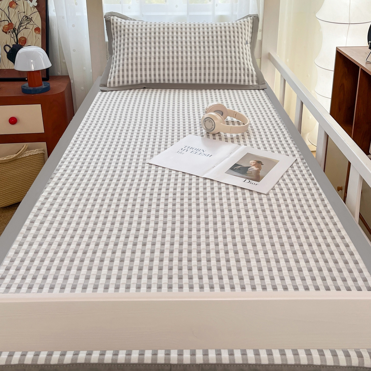 91家纺网 家纺一手货源 找家纺 摩妮卡 2026新款豆豆冰丝席PE高分子凉感学生床软席凉席上下铺三件套 格韵-白灰