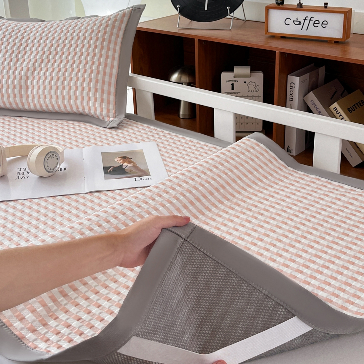 91家纺网 家纺一手货源 找家纺 摩妮卡 2026新款豆豆冰丝席PE高分子凉感学生床软席凉席上下铺三件套 格韵-白粉