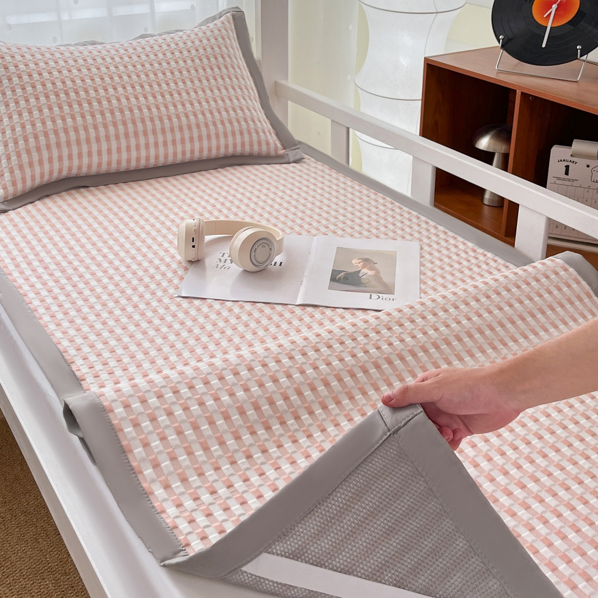 91家纺网 家纺一手货源 找家纺 摩妮卡 2026新款豆豆冰丝席PE高分子凉感学生床软席凉席上下铺三件套 格韵-白粉