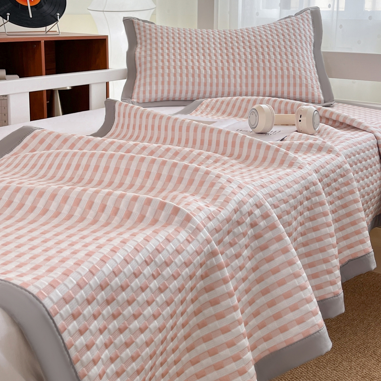 91家纺网 家纺一手货源 找家纺 摩妮卡 2026新款豆豆冰丝席PE高分子凉感学生床软席凉席上下铺三件套 格韵-白粉