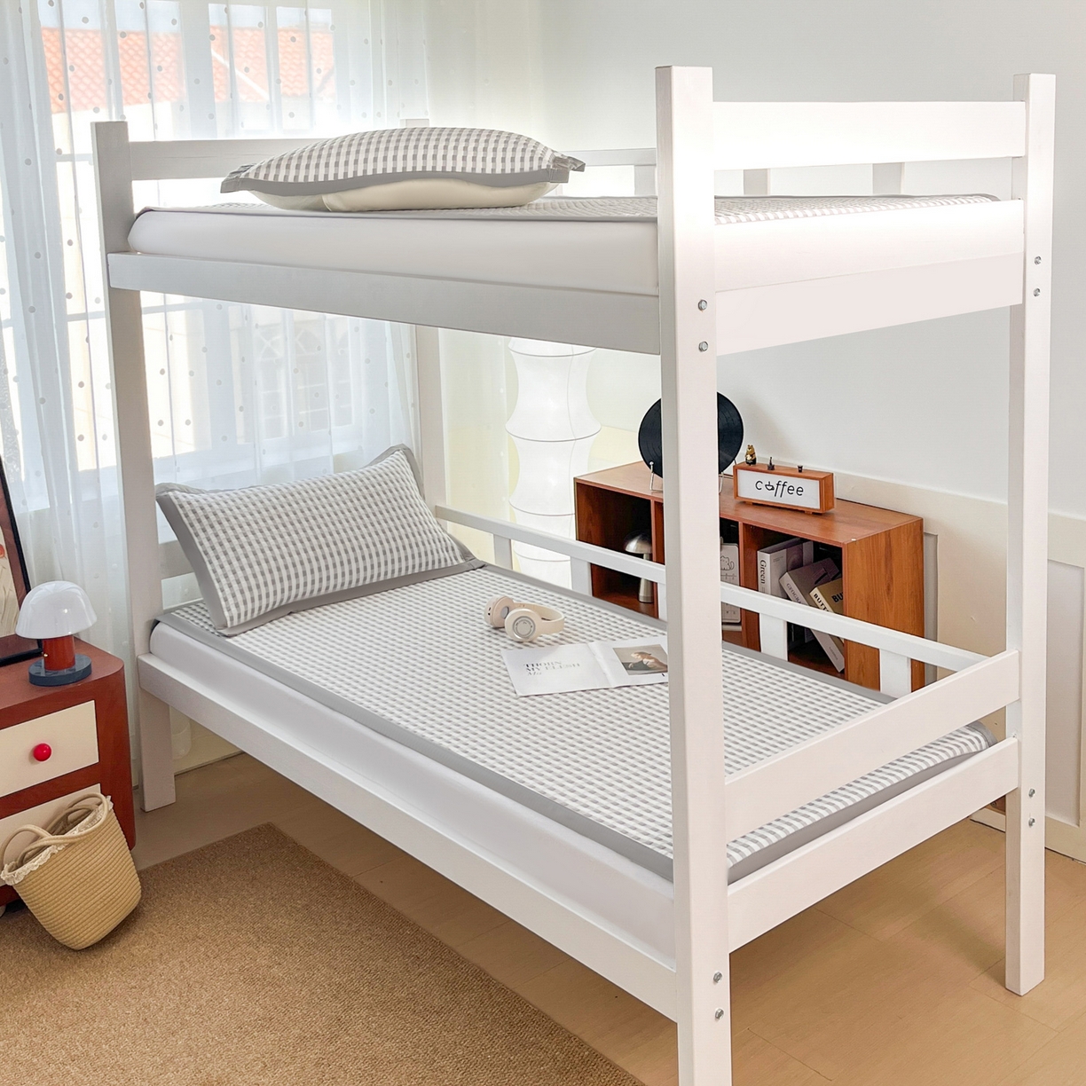 91家纺网 家纺一手货源 找家纺 摩妮卡 2026新款豆豆冰丝席PE高分子凉感学生床软席凉席上下铺三件套 格韵-白灰