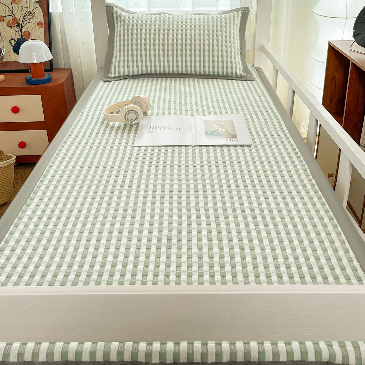 91家纺网 家纺一手货源 找家纺 摩妮卡 2026新款豆豆冰丝席PE高分子凉感学生床软席凉席上下铺三件套 格韵-白绿