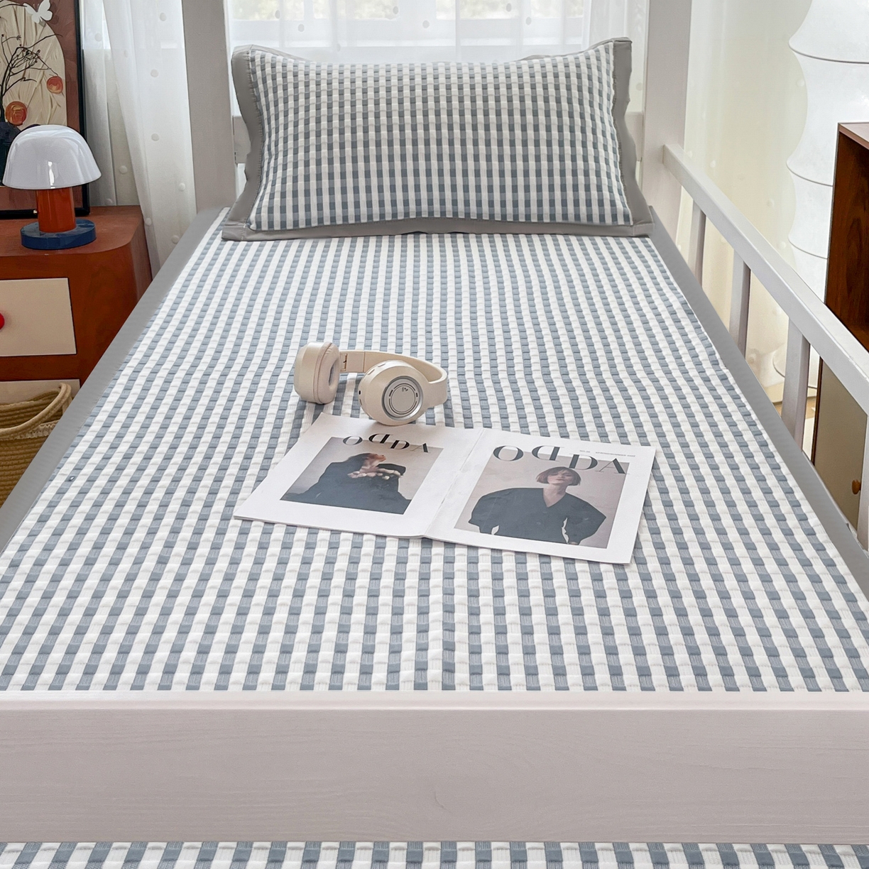 91家纺网 家纺一手货源 找家纺 摩妮卡 2026新款豆豆冰丝席PE高分子凉感学生床软席凉席上下铺三件套 格韵-白蓝