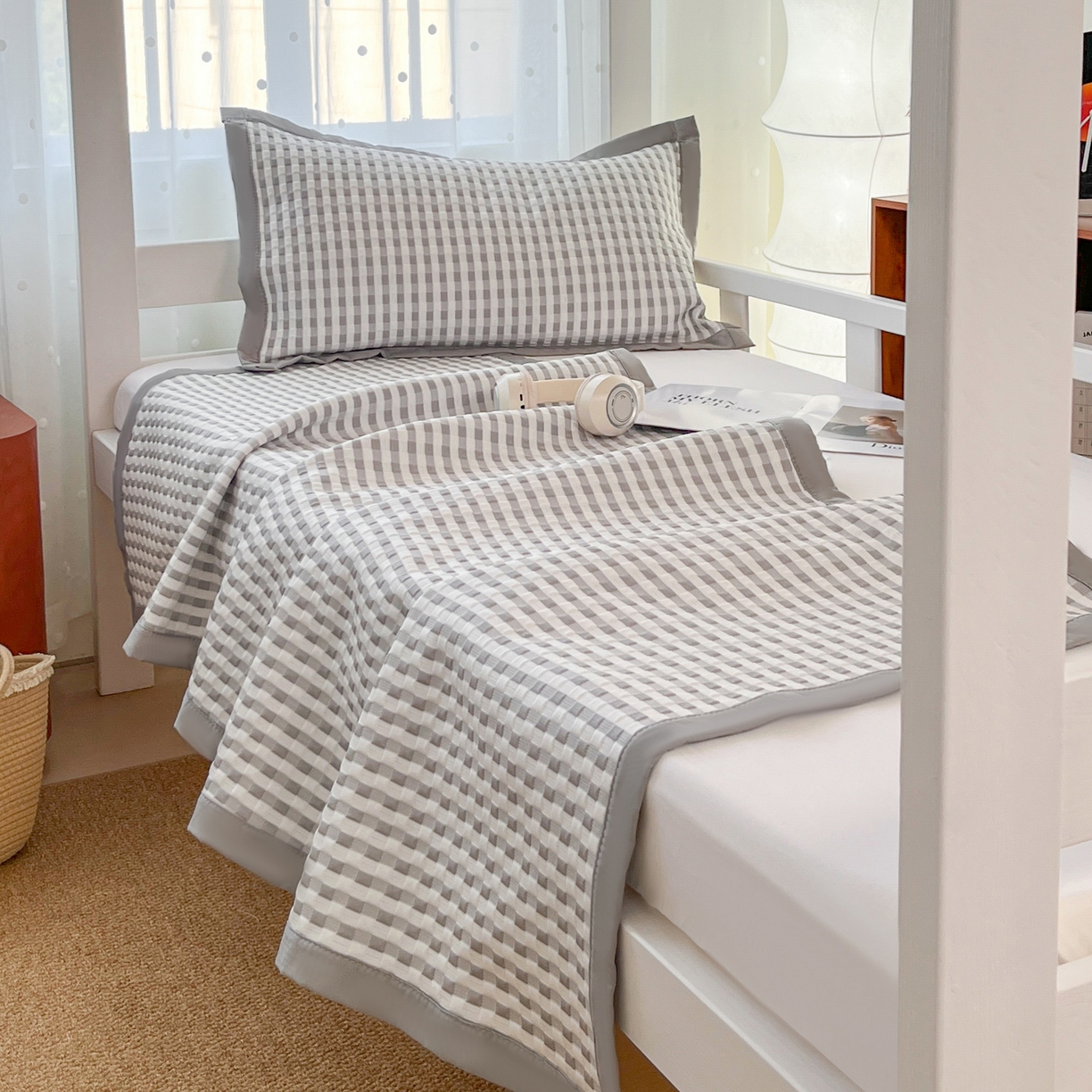 91家纺网 家纺一手货源 找家纺 摩妮卡 2026新款豆豆冰丝席PE高分子凉感学生床软席凉席上下铺三件套 格韵-白灰