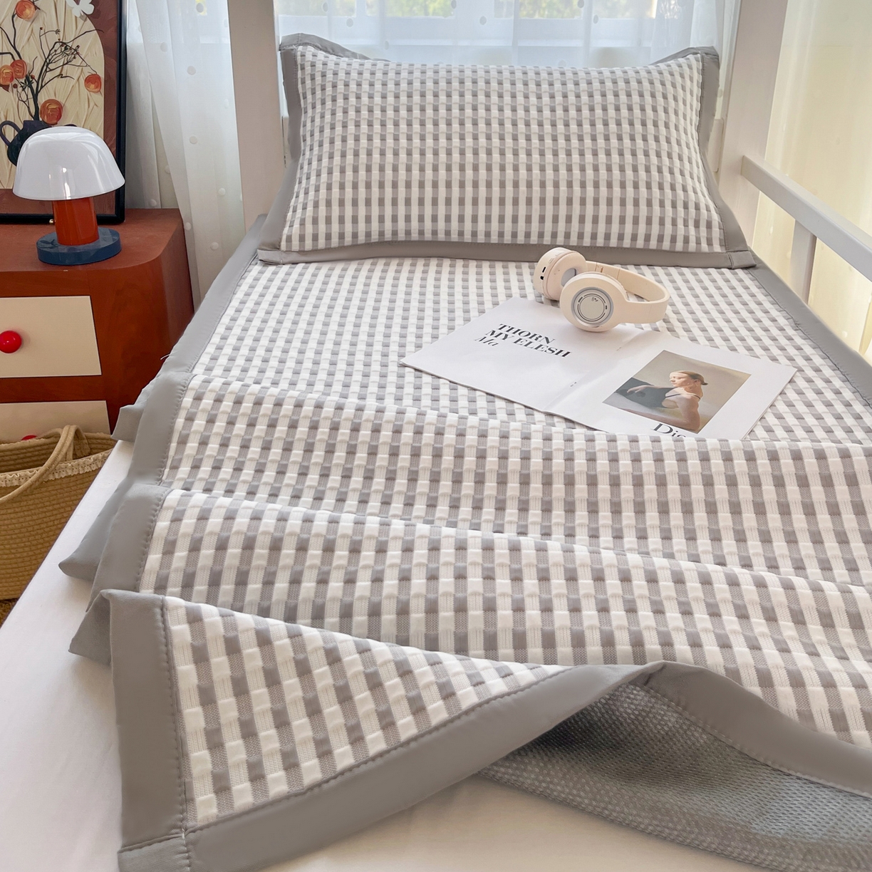 91家纺网 家纺一手货源 找家纺 摩妮卡 2026新款豆豆冰丝席PE高分子凉感学生床软席凉席上下铺三件套 格韵-白灰