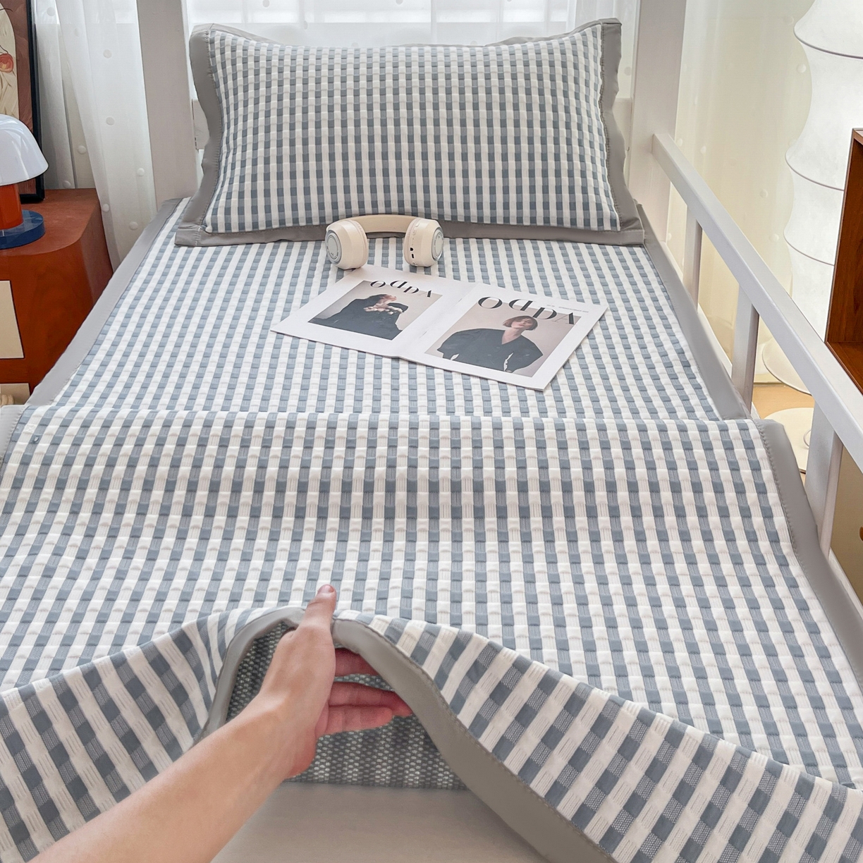 91家纺网 家纺一手货源 找家纺 摩妮卡 2026新款豆豆冰丝席PE高分子凉感学生床软席凉席上下铺三件套 格韵-白蓝