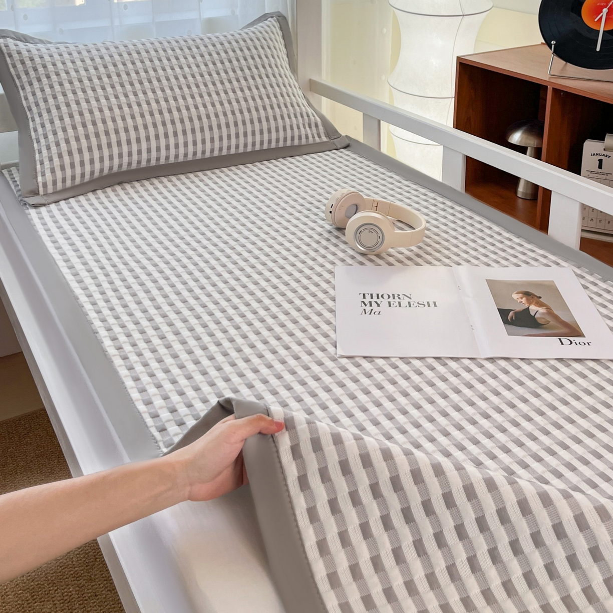 91家纺网 家纺一手货源 找家纺 摩妮卡 2026新款豆豆冰丝席PE高分子凉感学生床软席凉席上下铺三件套 格韵-白灰