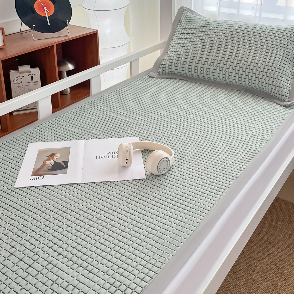 91家纺网 家纺一手货源 找家纺 摩妮卡 2026新款豆豆冰丝席PE高分子凉感学生床软席凉席上下铺三件套 序格-水绿