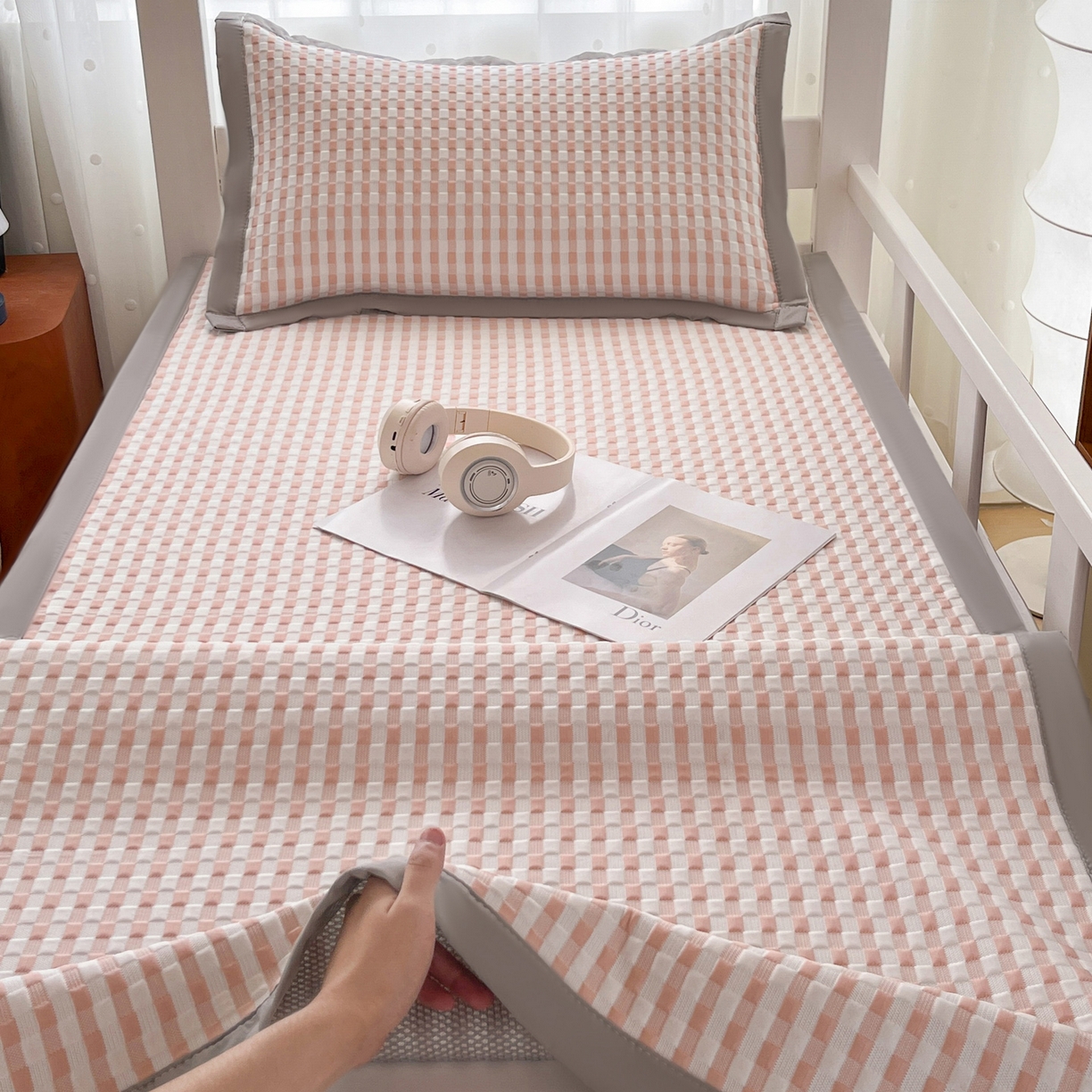 91家纺网 家纺一手货源 找家纺 摩妮卡 2026新款豆豆冰丝席PE高分子凉感学生床软席凉席上下铺三件套 格韵-白粉