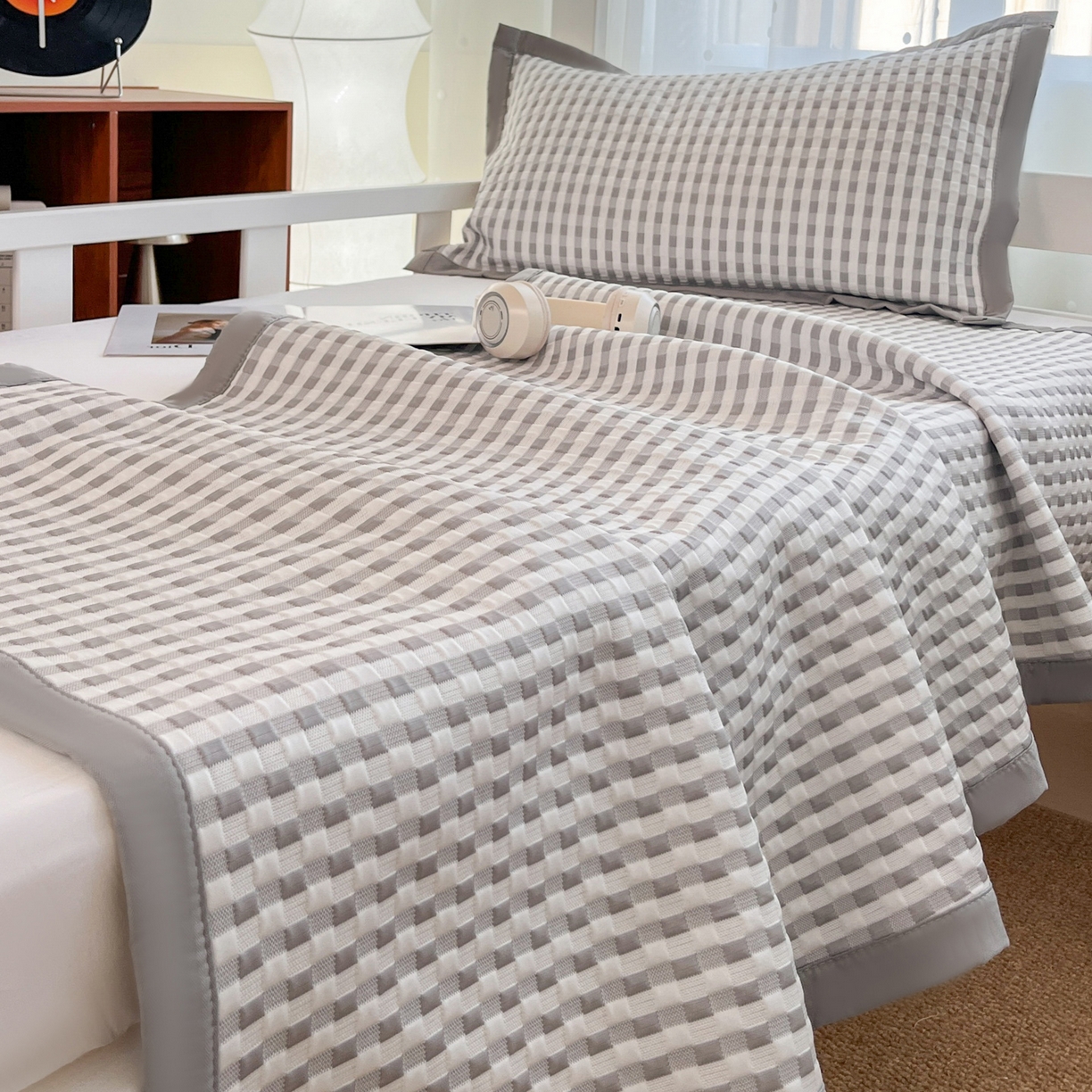 91家纺网 家纺一手货源 找家纺 摩妮卡 2026新款豆豆冰丝席PE高分子凉感学生床软席凉席上下铺三件套 格韵-白灰