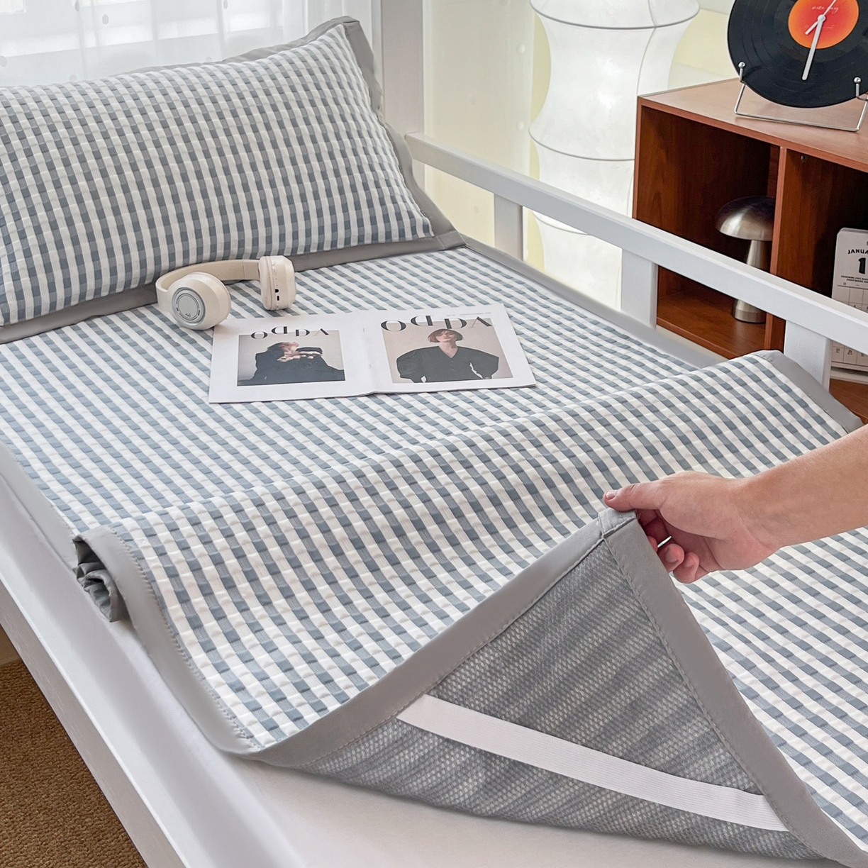 91家纺网 家纺一手货源 找家纺 摩妮卡 2026新款豆豆冰丝席PE高分子凉感学生床软席凉席上下铺三件套 格韵-白蓝