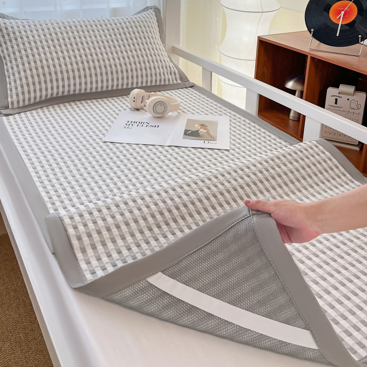 91家纺网 家纺一手货源 找家纺 摩妮卡 2026新款豆豆冰丝席PE高分子凉感学生床软席凉席上下铺三件套 格韵-白灰