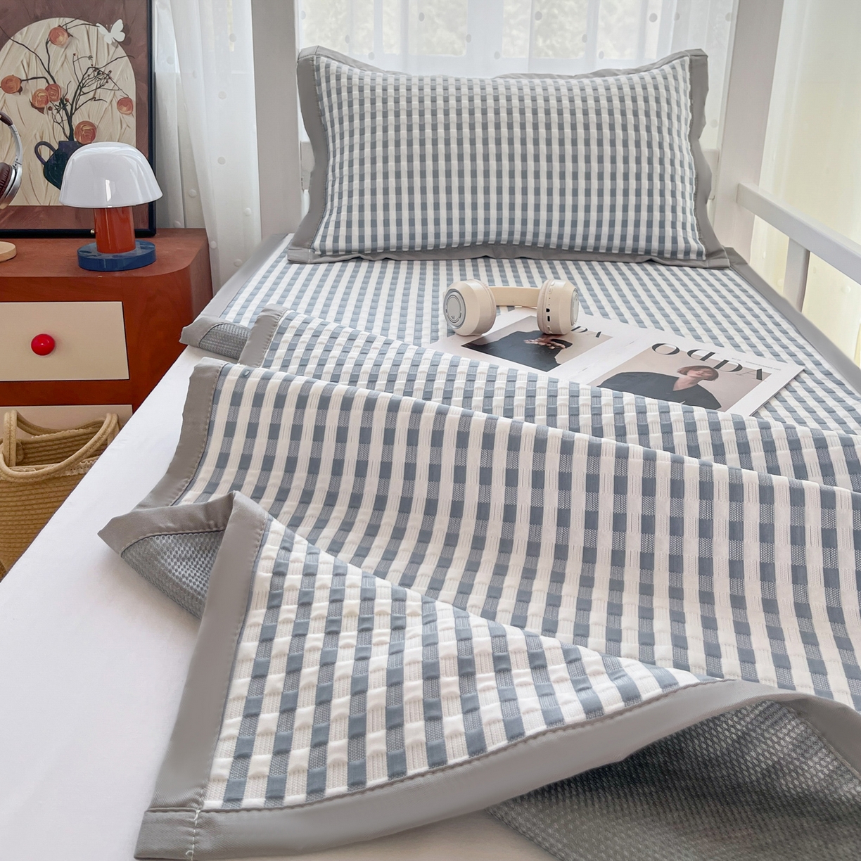 91家纺网 家纺一手货源 找家纺 摩妮卡 2026新款豆豆冰丝席PE高分子凉感学生床软席凉席上下铺三件套 格韵-白蓝