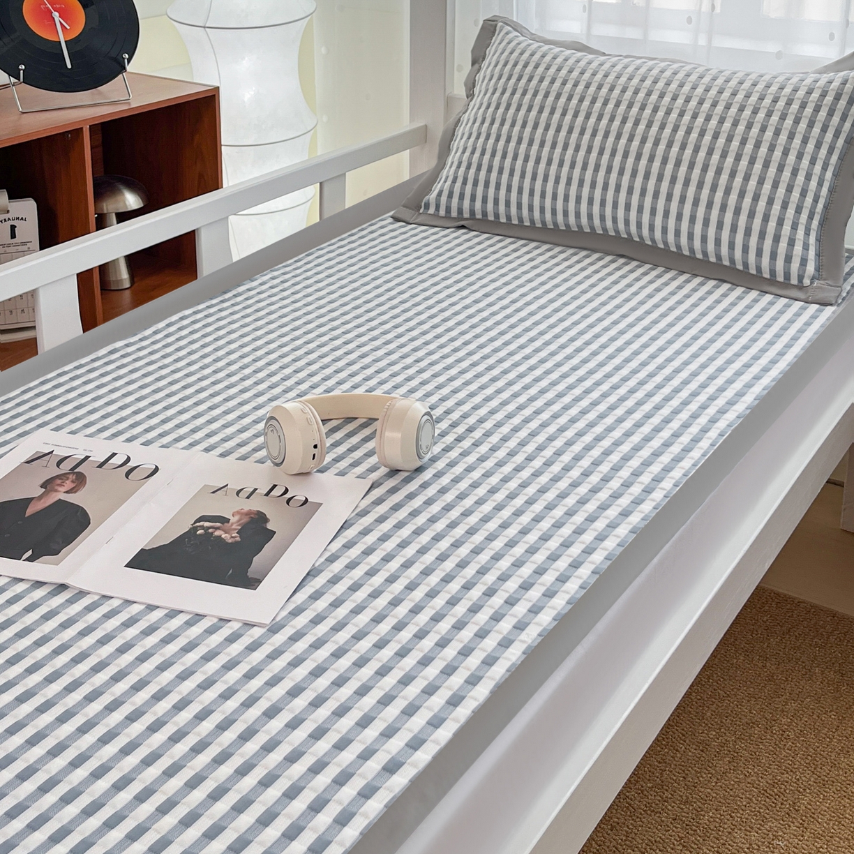 91家纺网 家纺一手货源 找家纺 摩妮卡 2026新款豆豆冰丝席PE高分子凉感学生床软席凉席上下铺三件套 格韵-白蓝