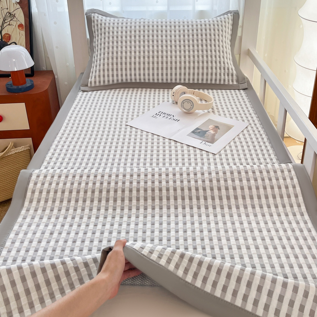 91家纺网 家纺一手货源 找家纺 摩妮卡 2026新款豆豆冰丝席PE高分子凉感学生床软席凉席上下铺三件套 格韵-白灰