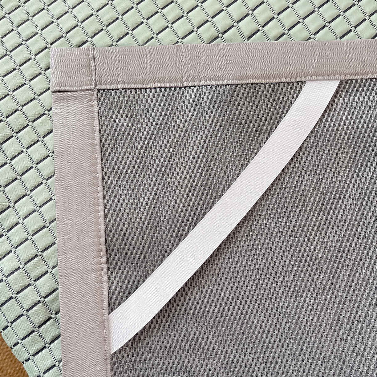 91家纺网 家纺一手货源 找家纺 摩妮卡 2026新款豆豆冰丝席PE高分子凉感学生床软席凉席上下铺三件套 序格-水绿