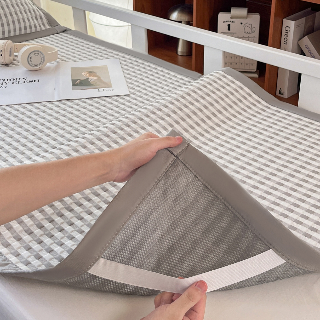 91家纺网 家纺一手货源 找家纺 摩妮卡 2026新款豆豆冰丝席PE高分子凉感学生床软席凉席上下铺三件套 格韵-白灰