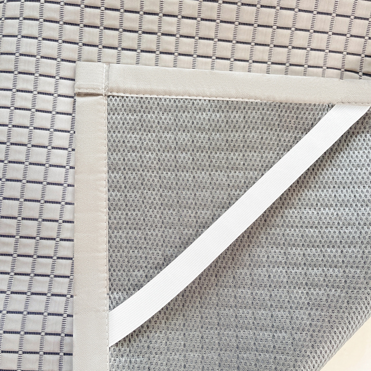 91家纺网 家纺一手货源 找家纺 摩妮卡 2026新款豆豆冰丝席PE高分子凉感学生床软席凉席上下铺三件套 序格-雾灰