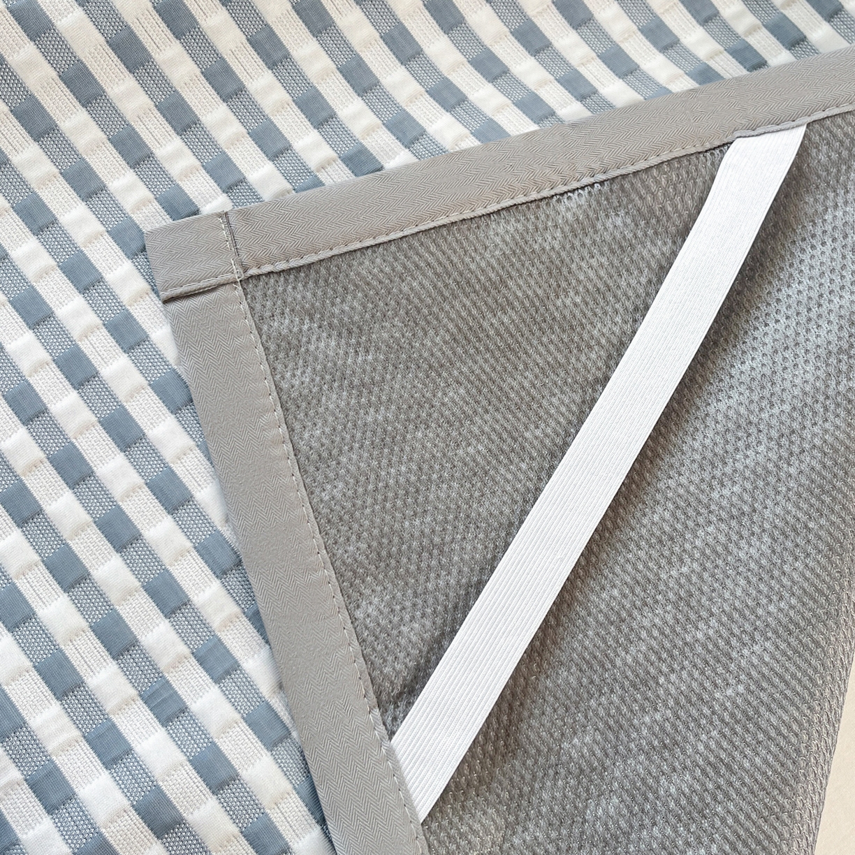 91家纺网 家纺一手货源 找家纺 摩妮卡 2026新款豆豆冰丝席PE高分子凉感学生床软席凉席上下铺三件套 格韵-白蓝