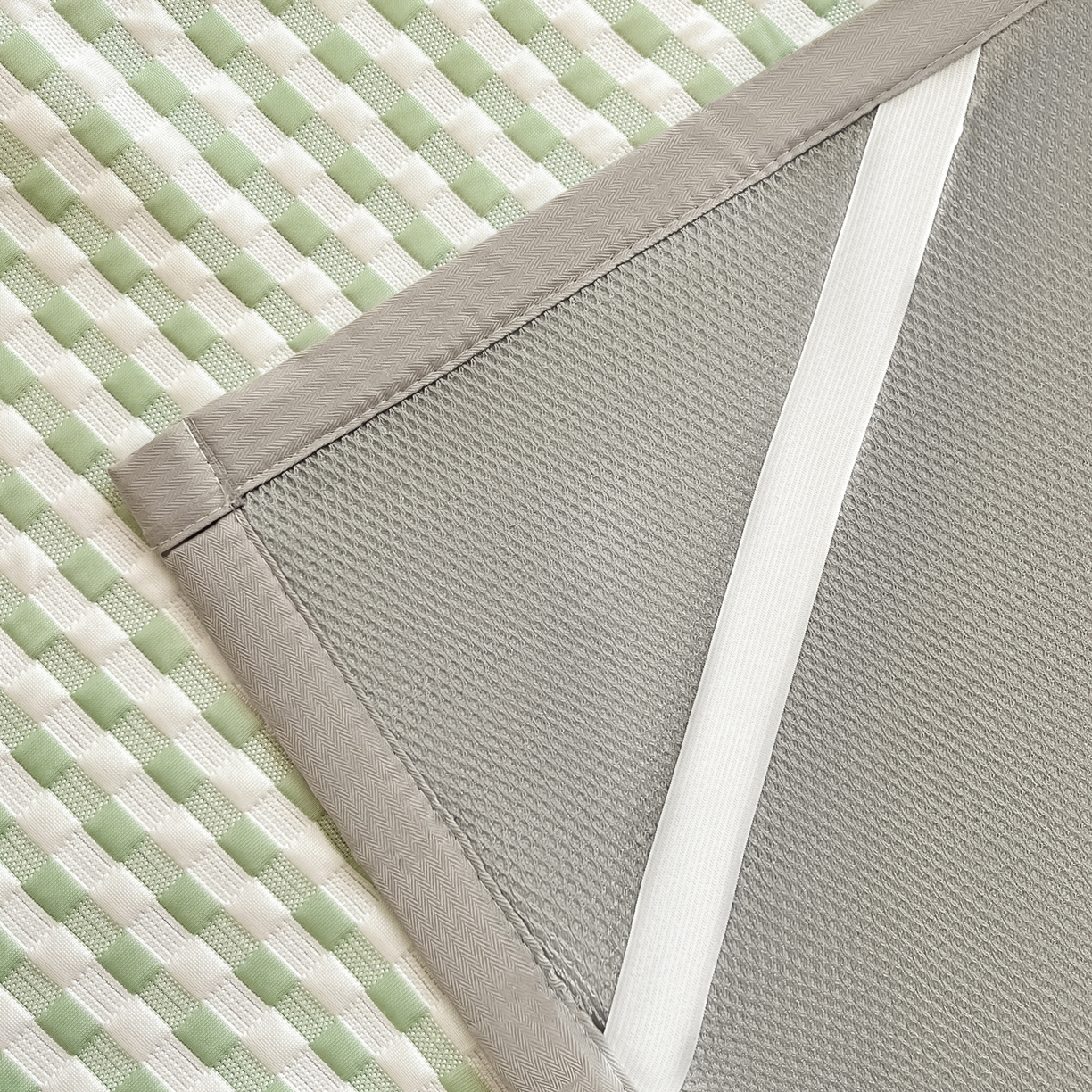 91家纺网 家纺一手货源 找家纺 摩妮卡 2026新款豆豆冰丝席PE高分子凉感学生床软席凉席上下铺三件套 格韵-白绿