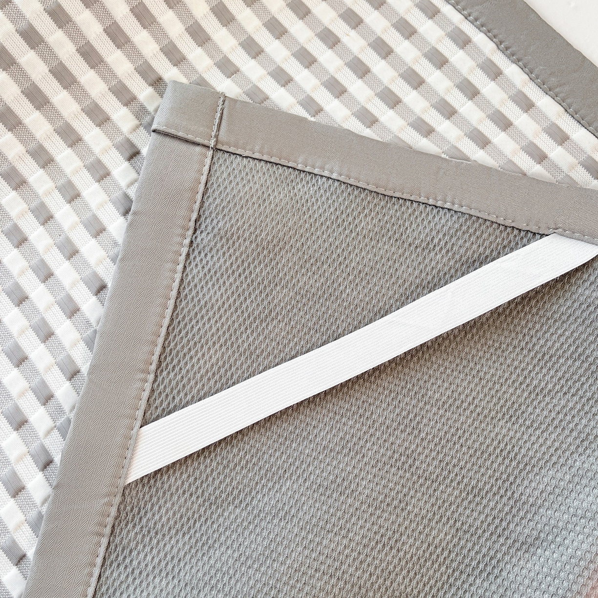 91家纺网 家纺一手货源 找家纺 摩妮卡 2026新款豆豆冰丝席PE高分子凉感学生床软席凉席上下铺三件套 格韵-白灰